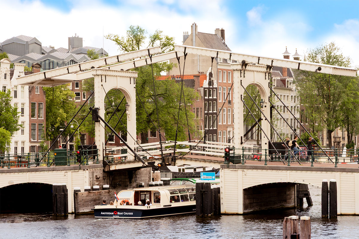 Rondvaart op de grachten in Amsterdam met FEBO-snacks