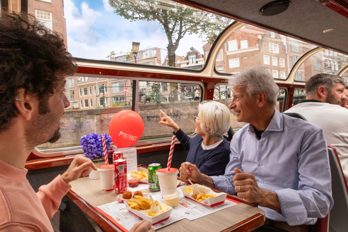 Rondvaart op de grachten in Amsterdam met FEBO-snacks