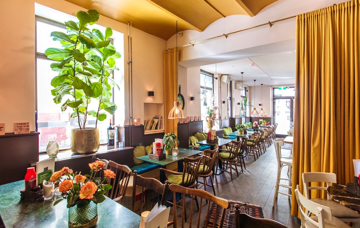 Hamburger of Boneless Ribs + friet bij Pistache Streetfood Bar