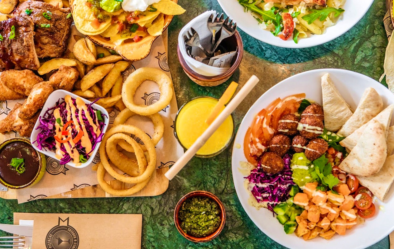 Hamburger of Boneless Ribs + friet bij Pistache Streetfood Bar