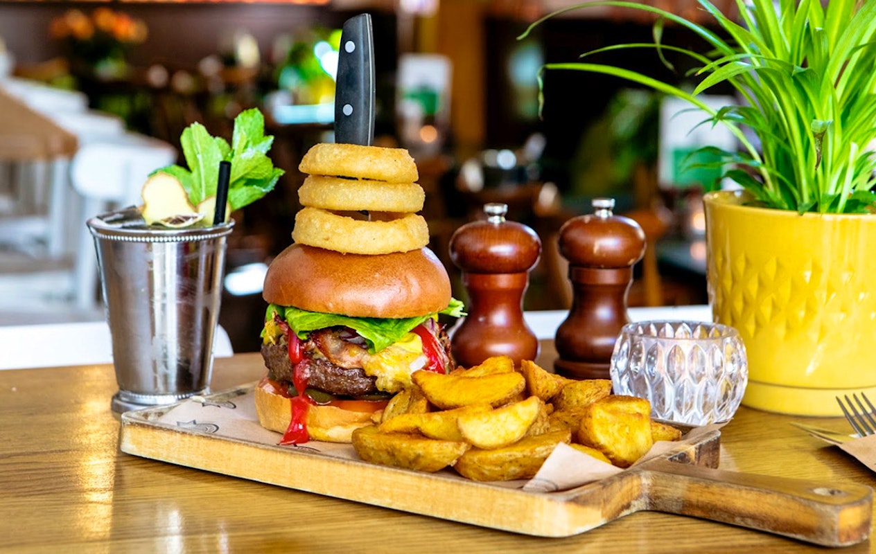 Hamburger of Boneless Ribs + friet bij Pistache Streetfood Bar