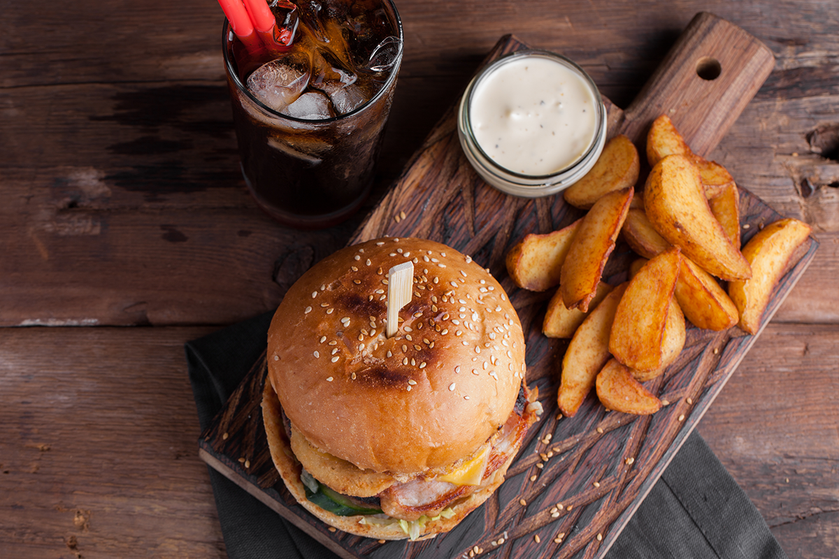 Hamburgermenu incl. friet en drankje bij Tasty's 