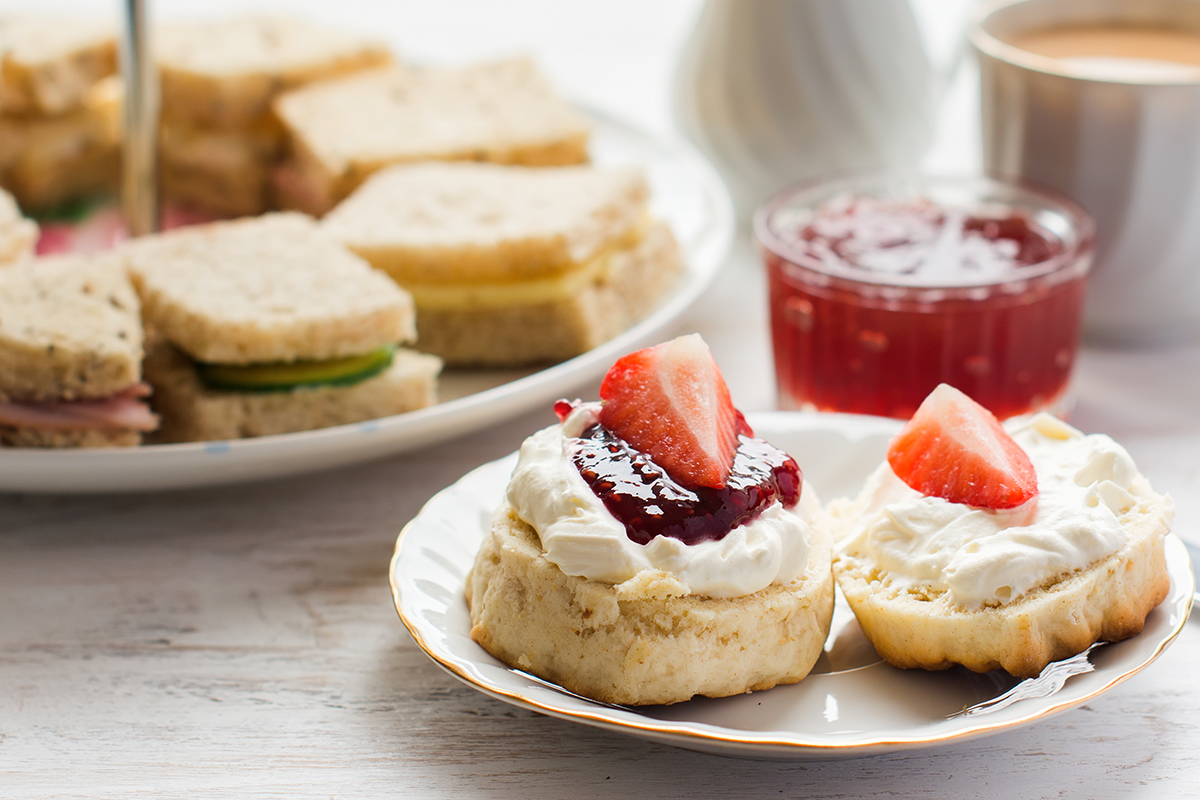 High tea met bubbels + dessert bij Gewoon Lekker