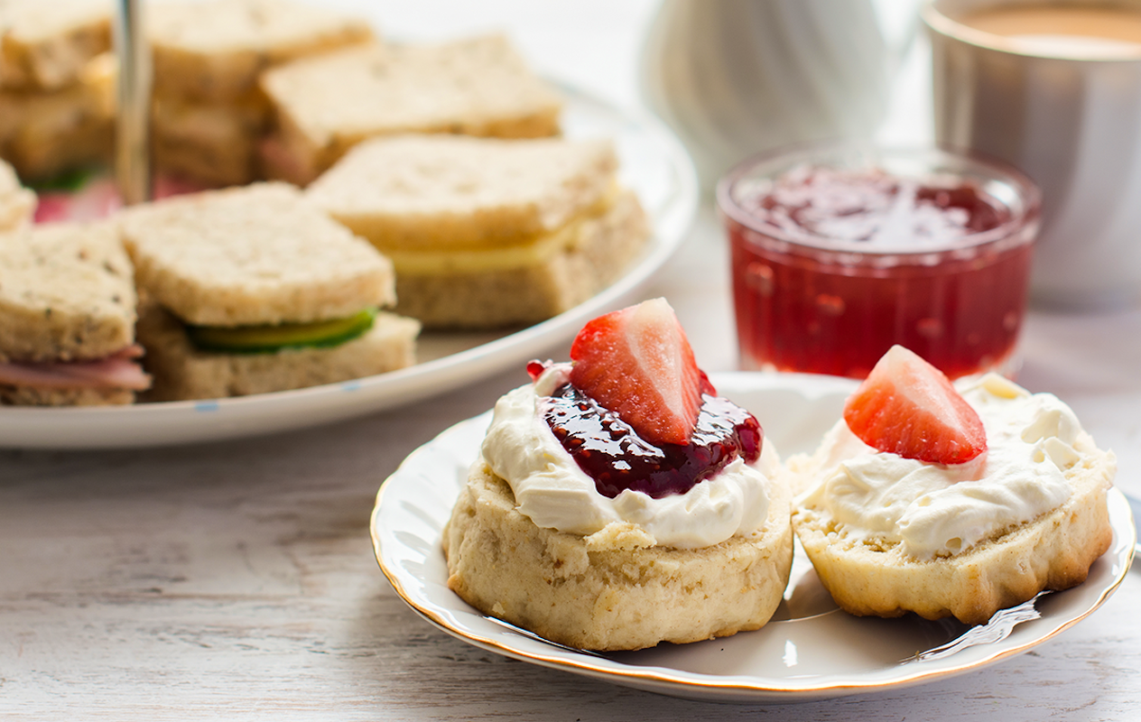 High tea met bubbels + dessert bij Gewoon Lekker