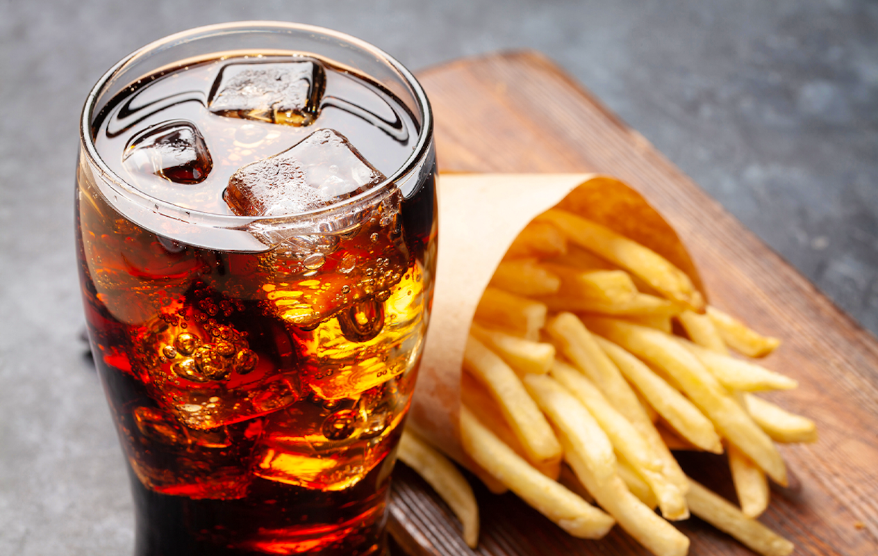 Hoofdgerecht Tres Carnes + frites + salade bij El Puerto