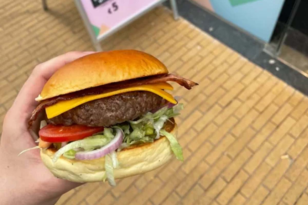 Hotdog of burger menu + friet + milkshake of warme drank bij BØRGØR 