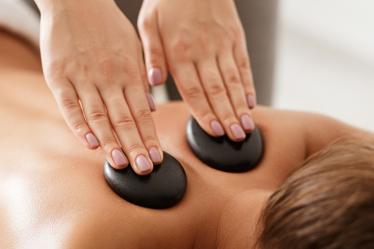 Hotstonemassage bij Valk Beauty & Health (30 of 60 min)