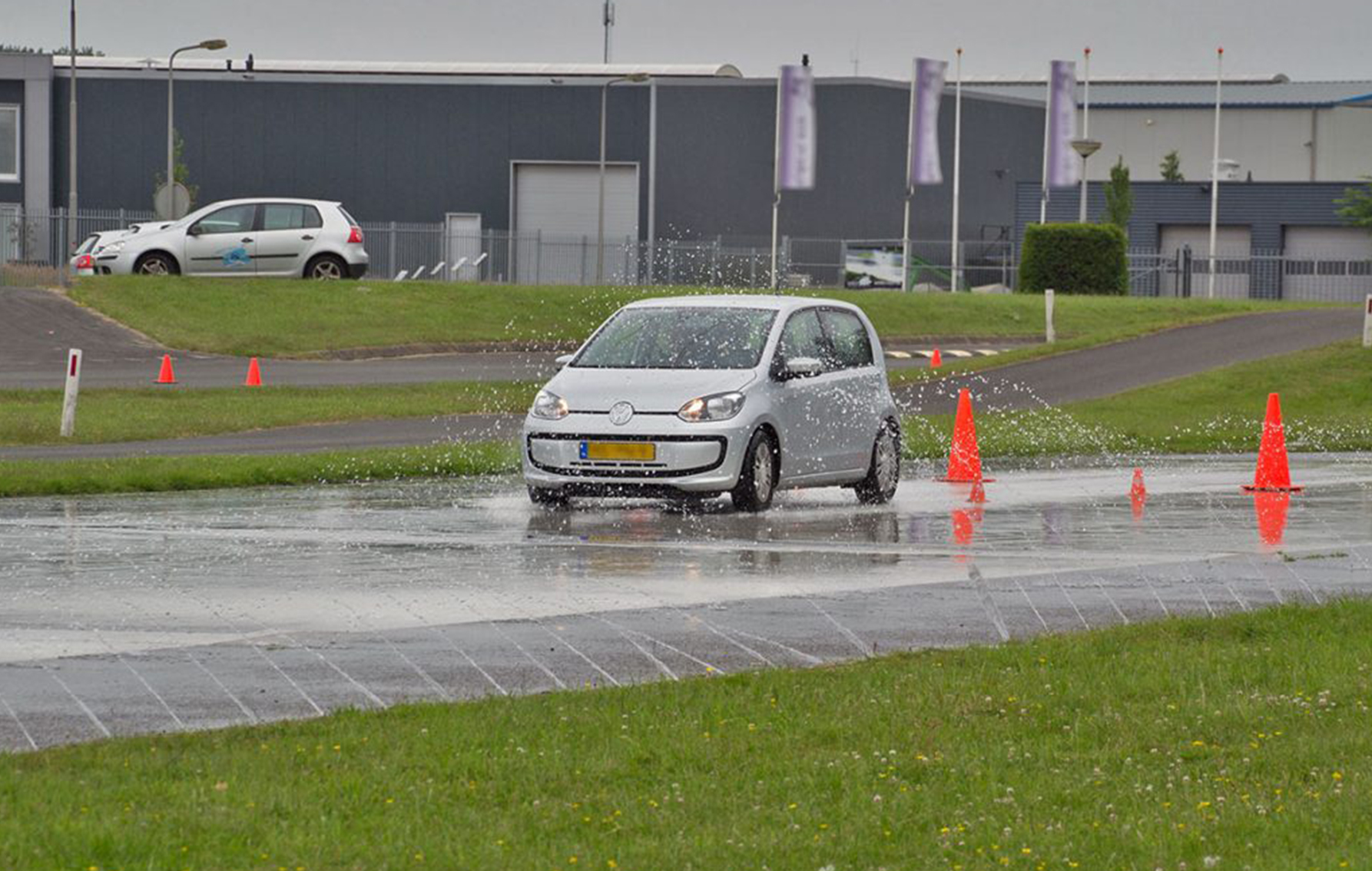 Houdt de auto onder controle tijdens een gave slipcursus! 