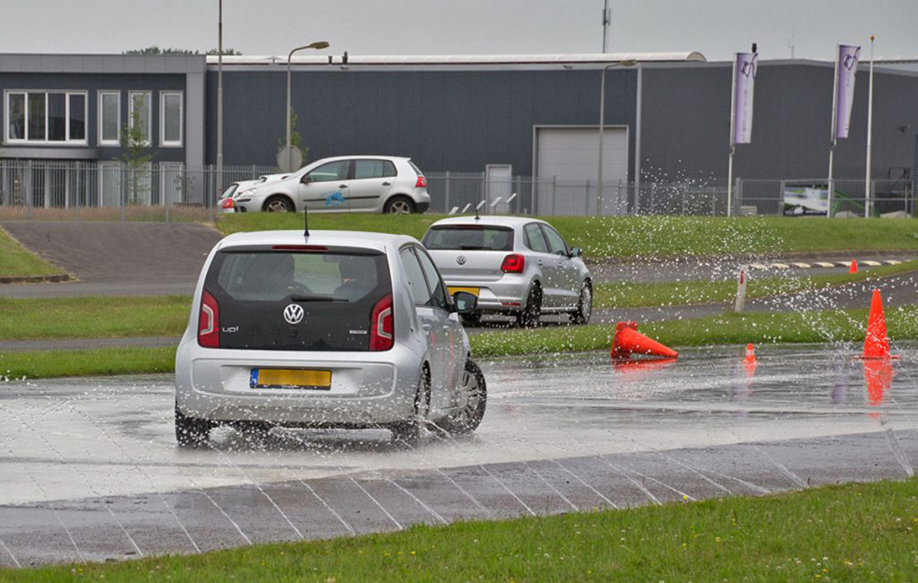 Houdt de auto onder controle tijdens een gave slipcursus! 