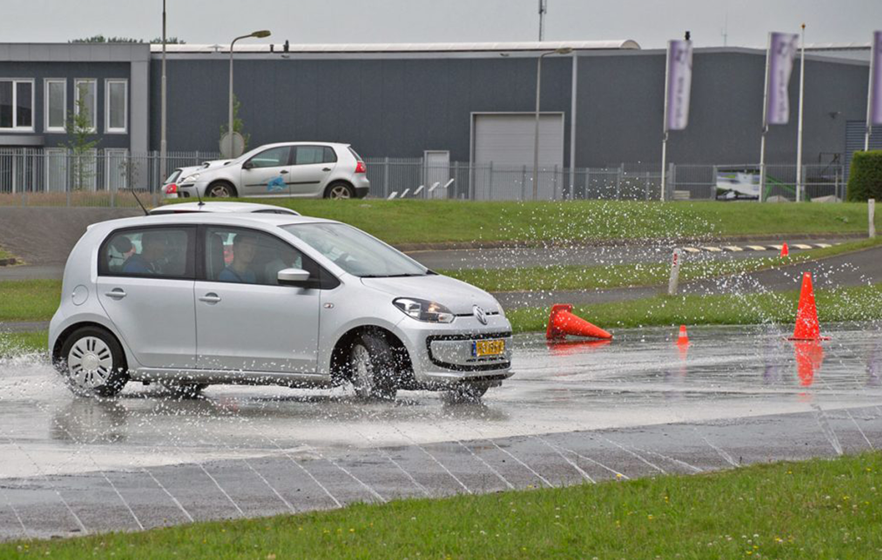 Houdt de auto onder controle tijdens een gave slipcursus! 