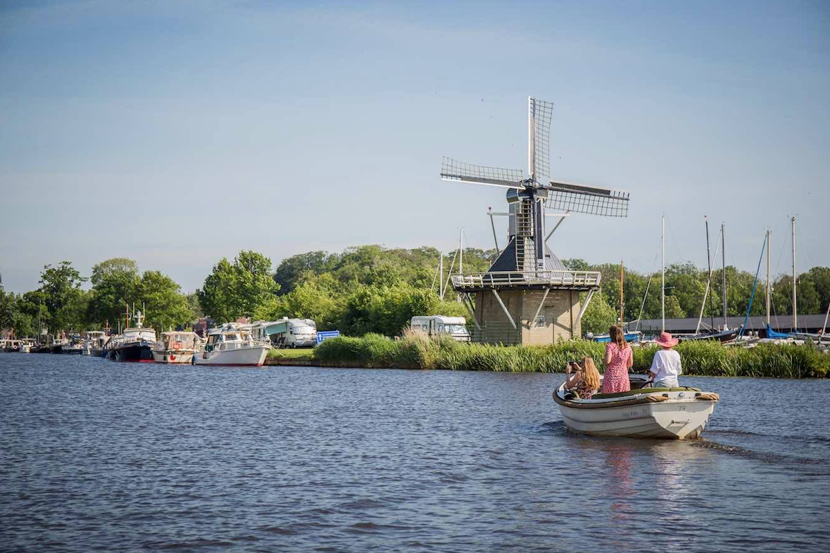 Huur een elektrische sloep van HappyWhale (keuze uit 18 locaties)