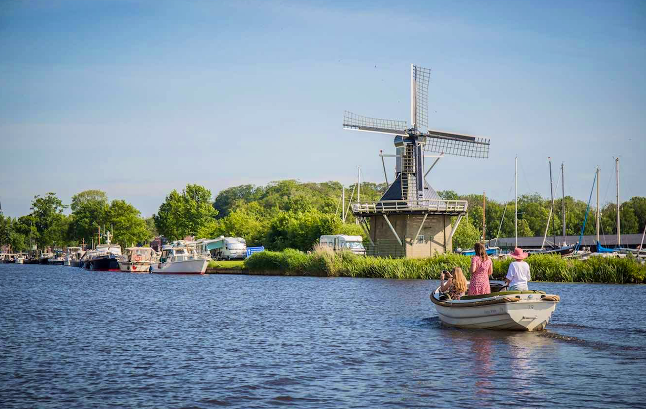 Huur een elektrische sloep van HappyWhale (keuze uit 18 locaties)