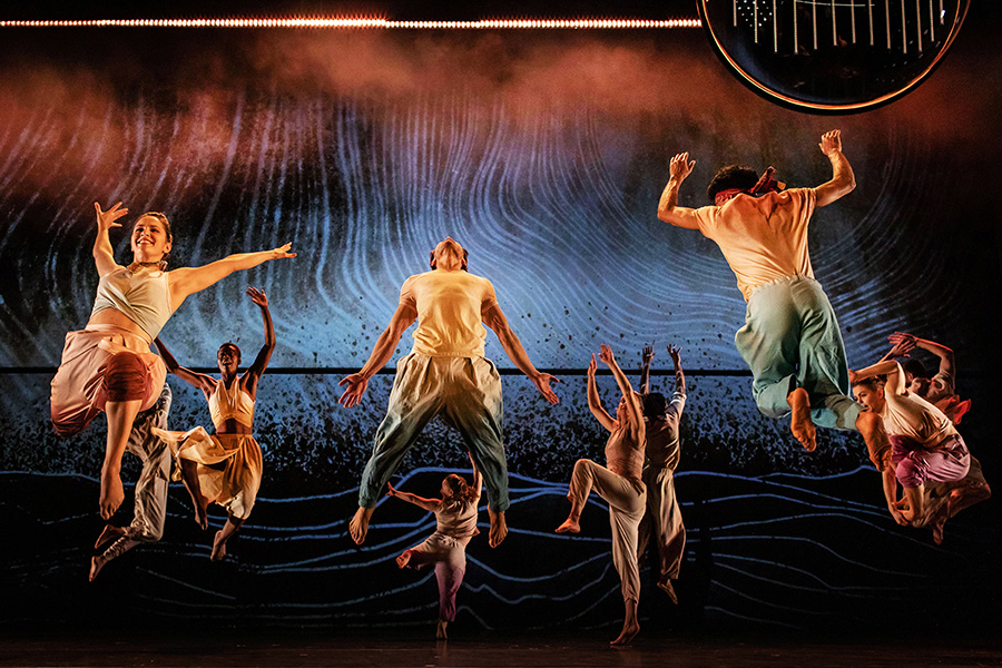 Dansshow met muziek van Sting Message In A Bottle