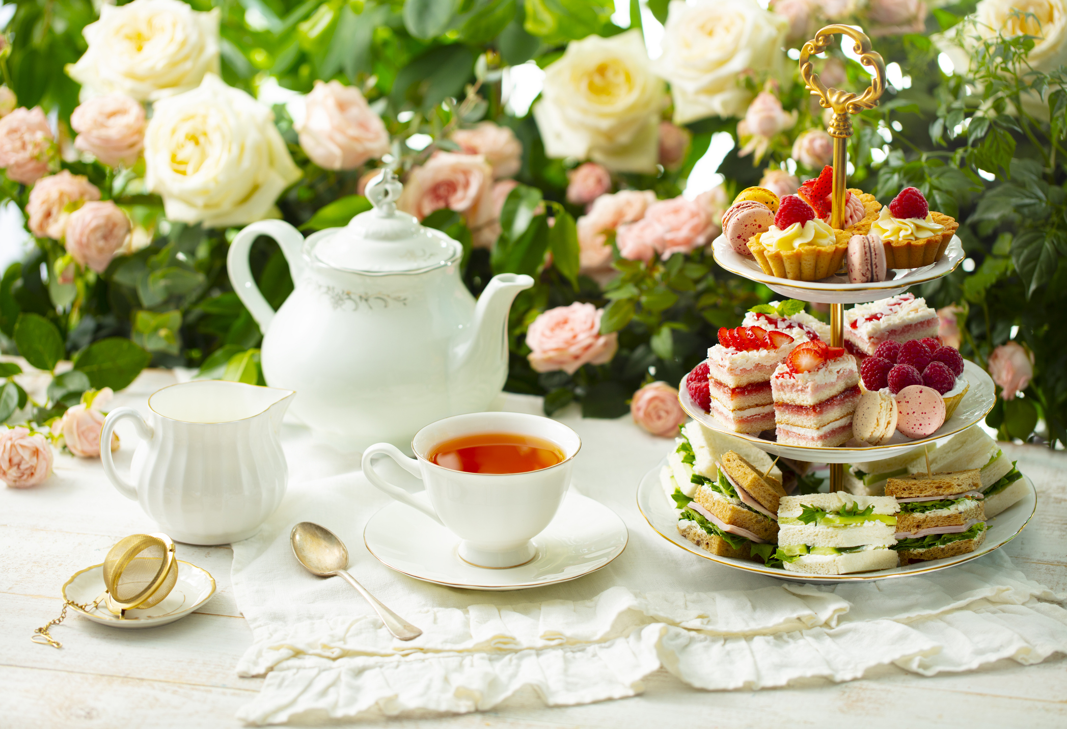 High Tea in Amsterdam: Genieten van zoet, hartig en gezelligheid