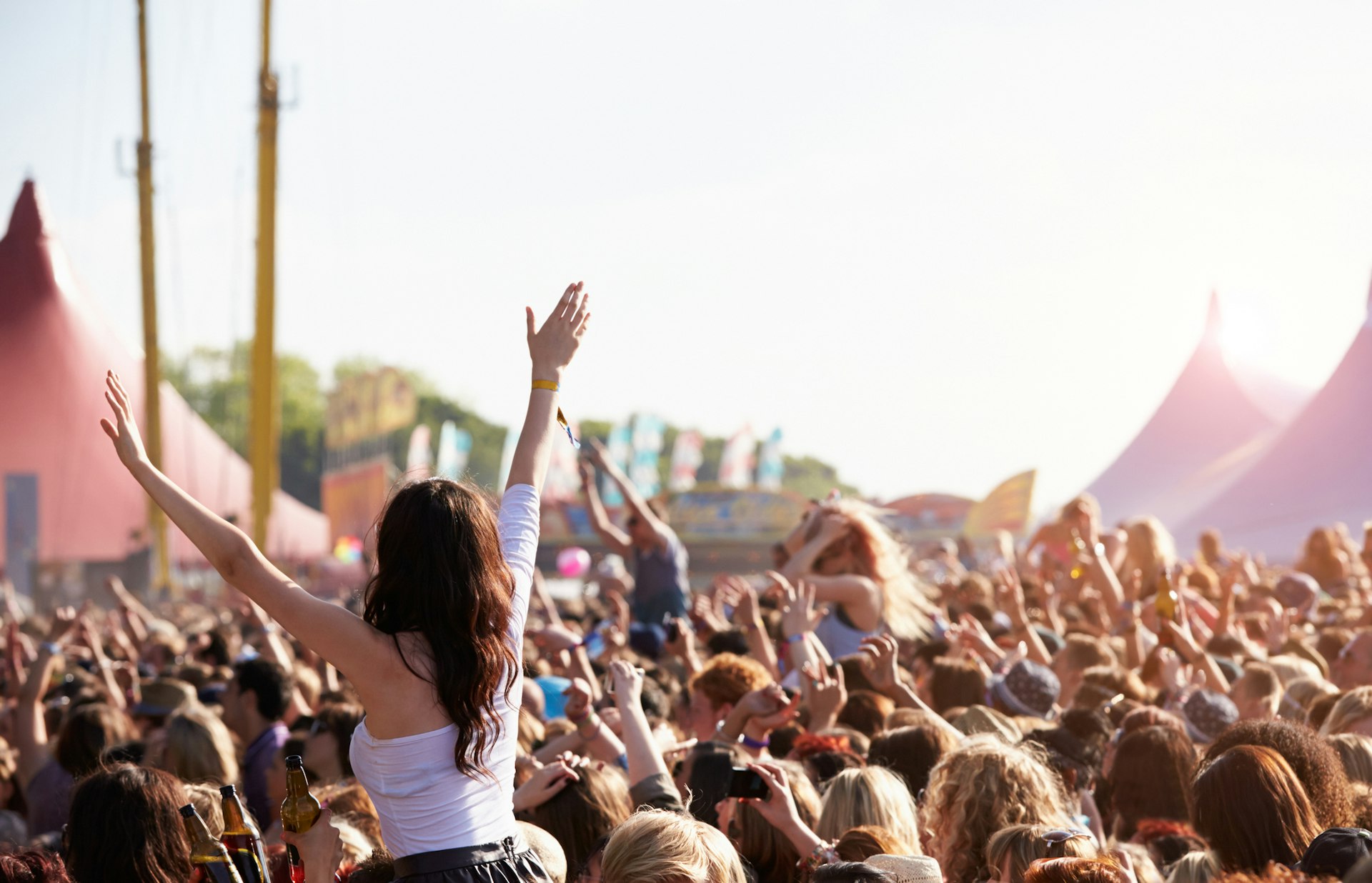 De onweerstaanbare magie van festivals: Muziek, sfeer en samen zijn