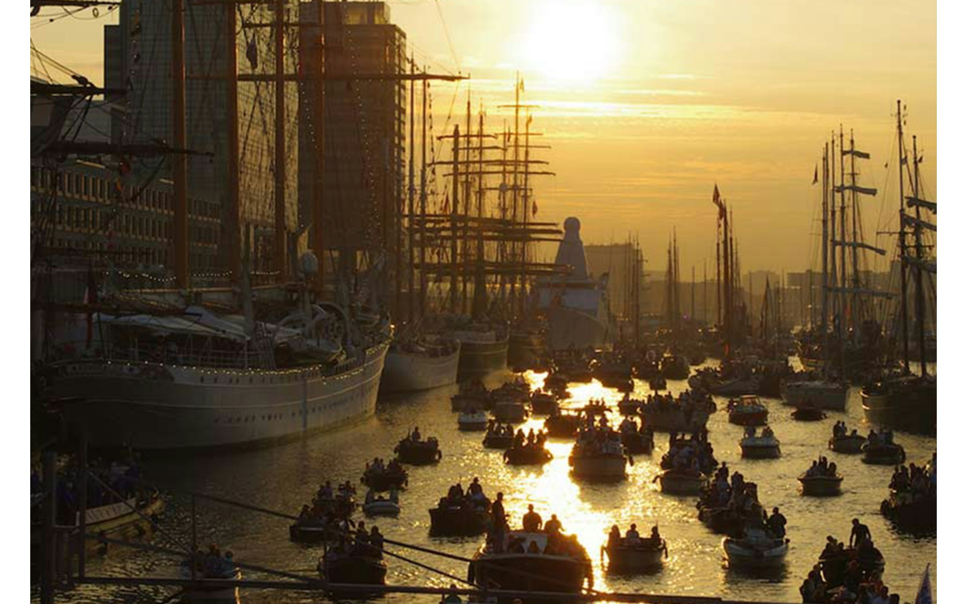 Varen tijdens SAIL Amsterdam: het ultieme zomerse avontuur op het water
