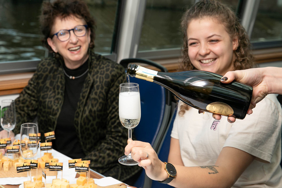 Avondrondvaart door Haarlem met een kaas- en wijnproeverij