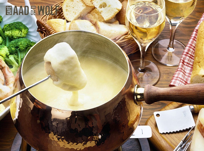 Kaasfondue + fles wijn bij Café Aad de Wolf
