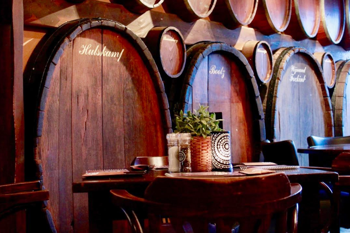 Kaasfondue + fles wijn bij Café Aad de Wolf