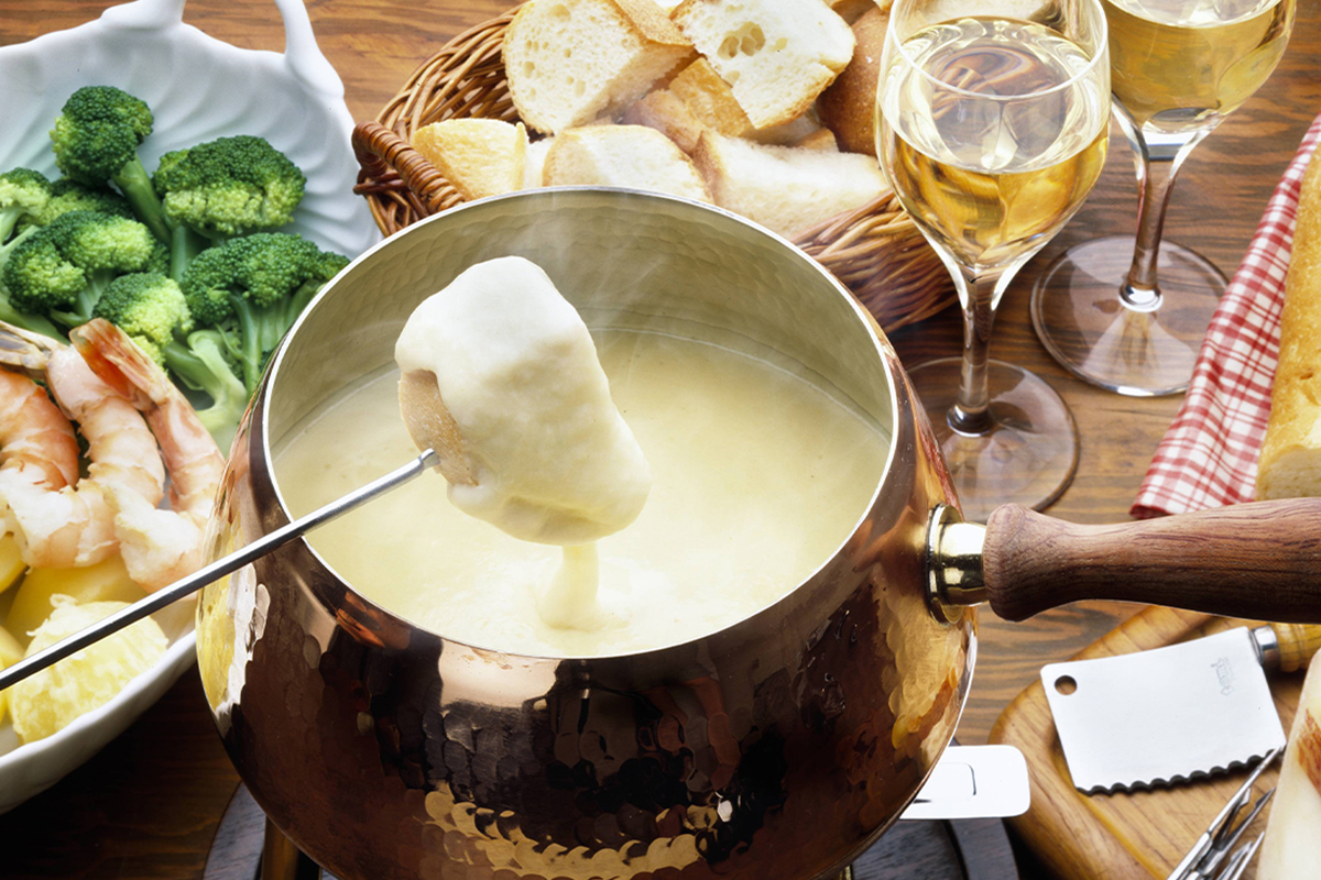 Kaasfondue + fles wijn bij Café Aad de Wolf