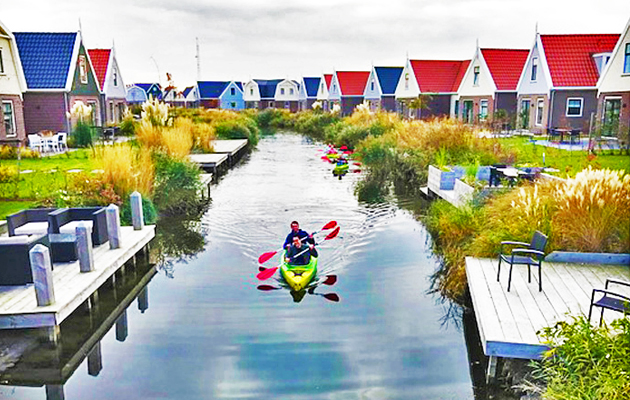 Kanoën door de wateren van het EuroParcs Resort Poort van Amsterdam