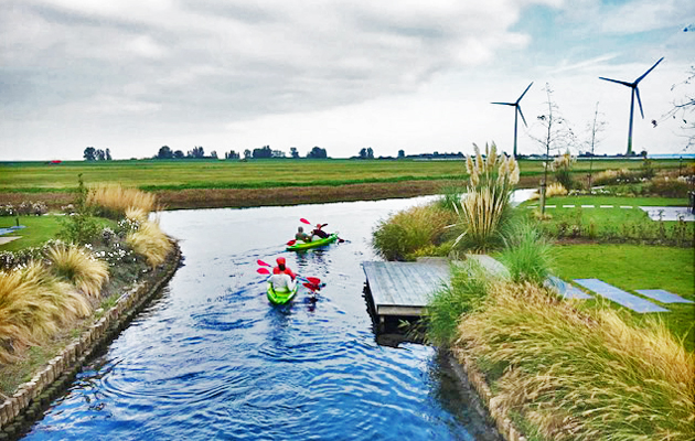 Kanoën door de wateren van het EuroParcs Resort Poort van Amsterdam