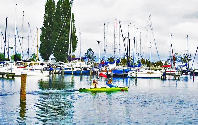 Kanoën door de wateren van het EuroParcs Resort Poort van Amsterdam