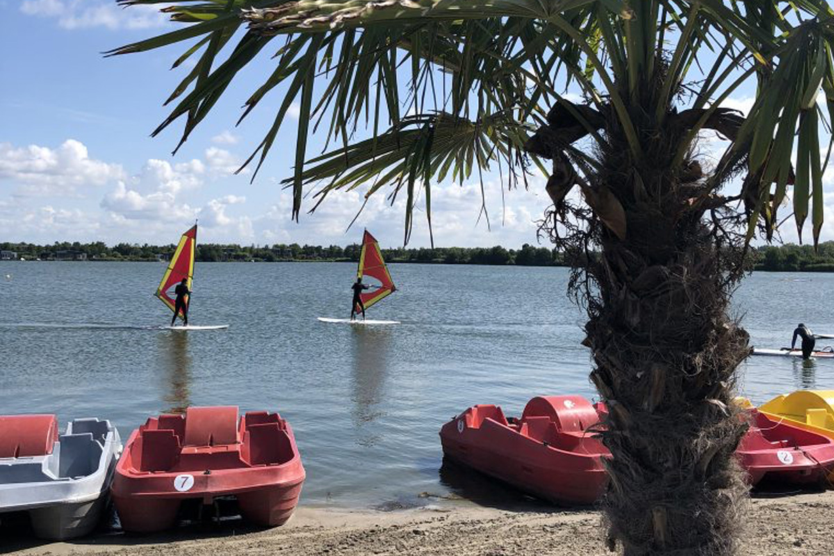 Windsurfen of suppen bij Toms Beach & Surf