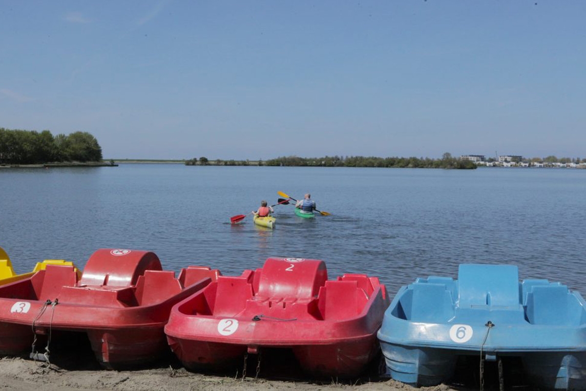 Kanoën of waterfietsen bij Toms Beach & Surf