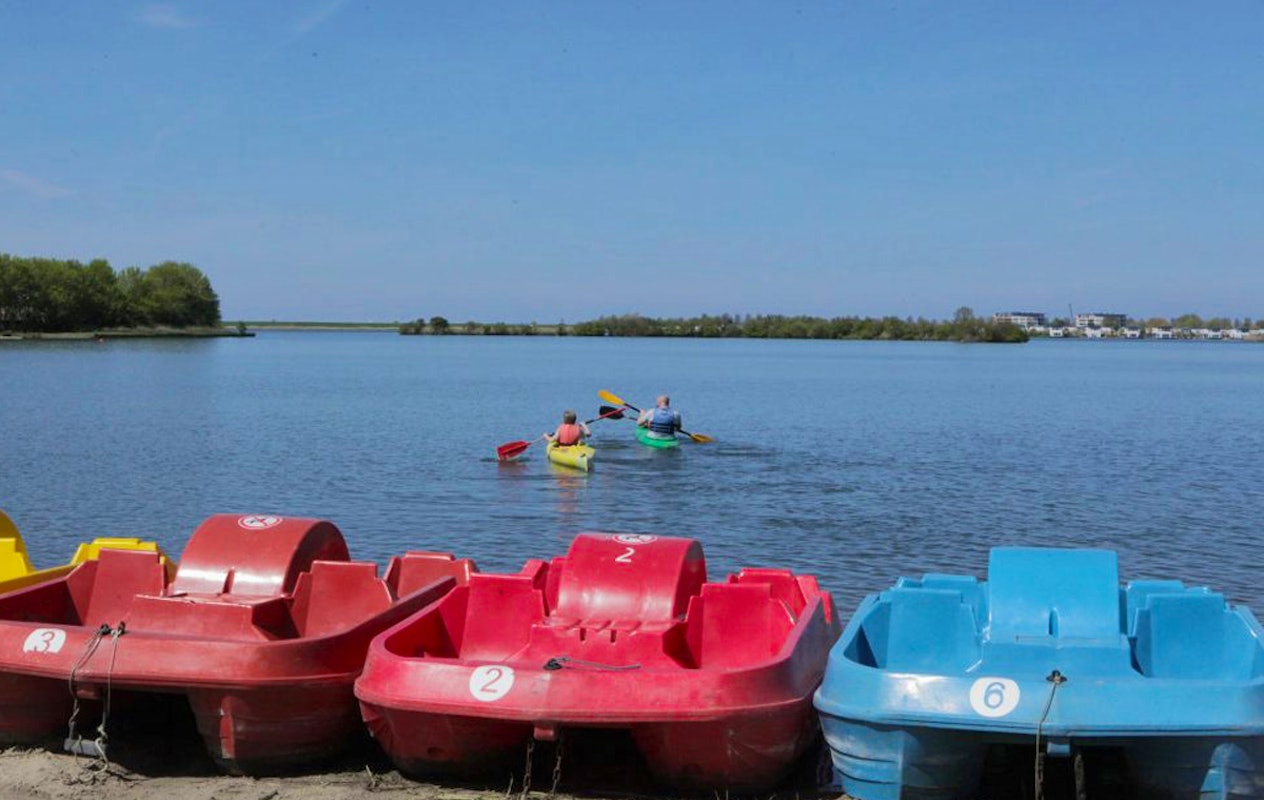 Kanoën of waterfietsen bij Toms Beach & Surf