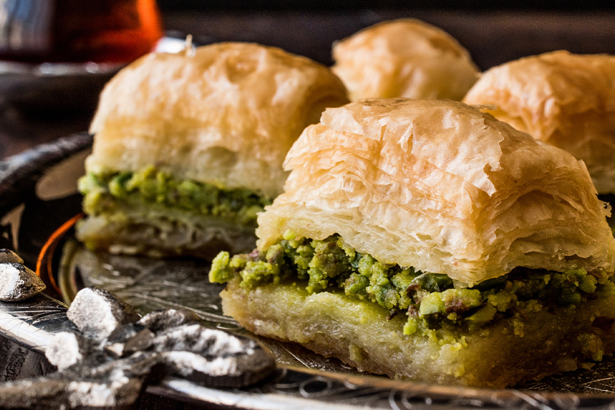 Koffie + gebak naar keuze bij Troya Purmerend