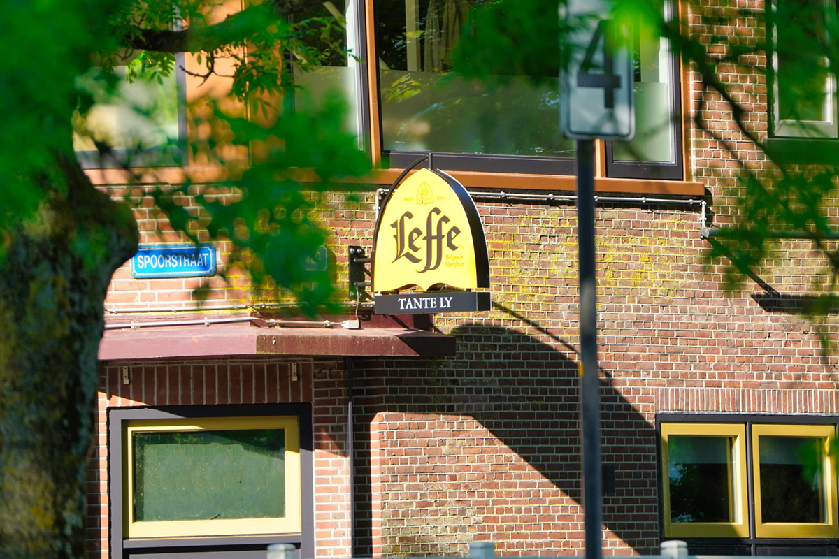 Koffie of thee + appelgebak in de haven van Enkhuizen