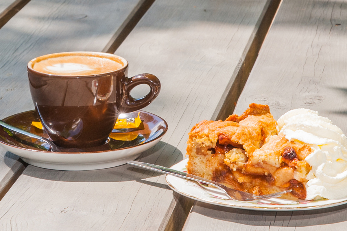 Koffie of thee + appelgebak in de haven van Enkhuizen