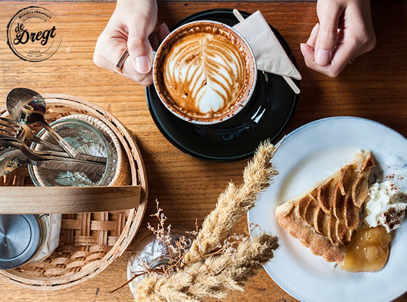 Koffie/thee + appeltaart bij Dorpshuis de Dregt