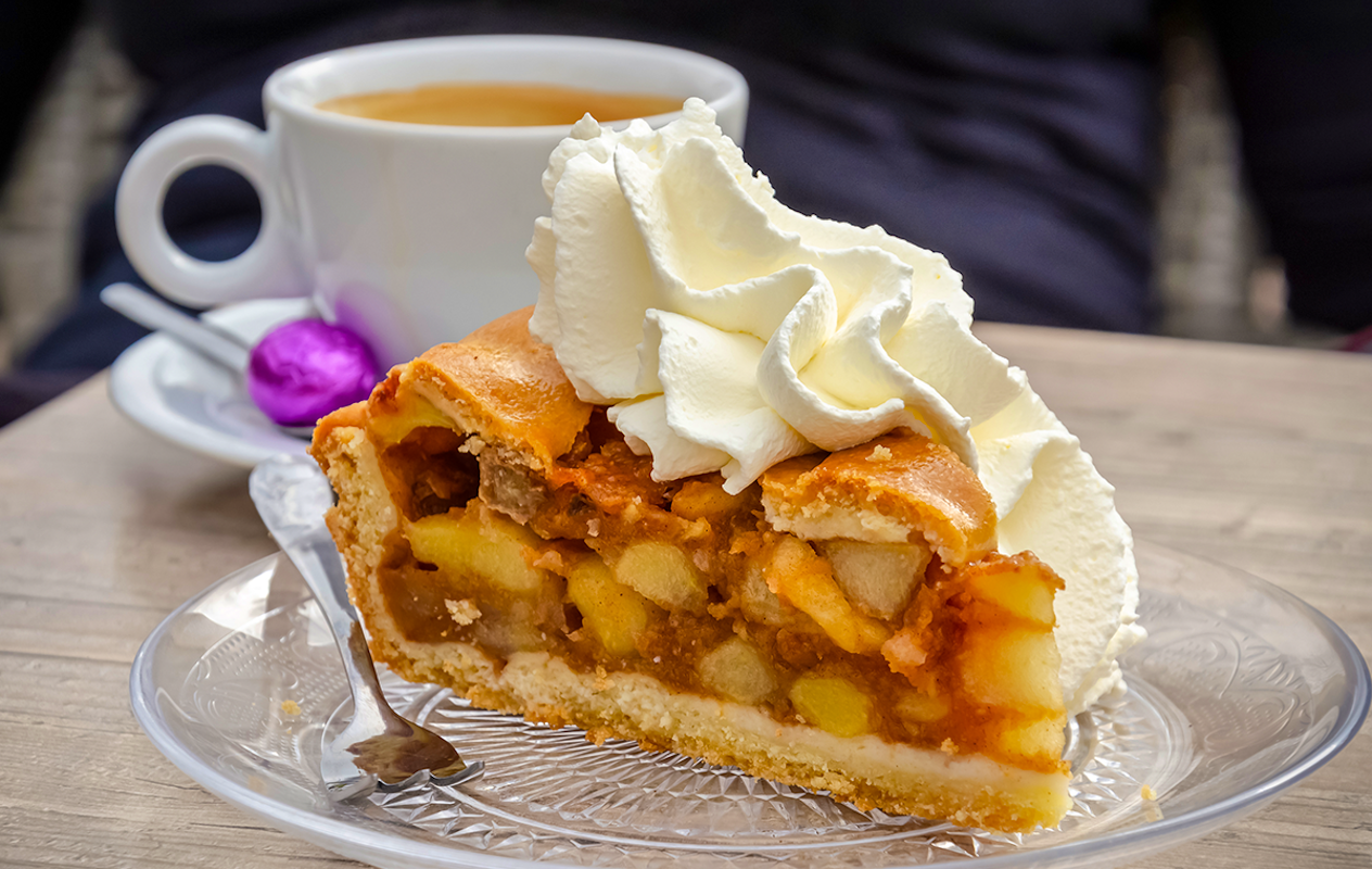 Koffie/thee + appeltaart bij Dorpshuis de Dregt