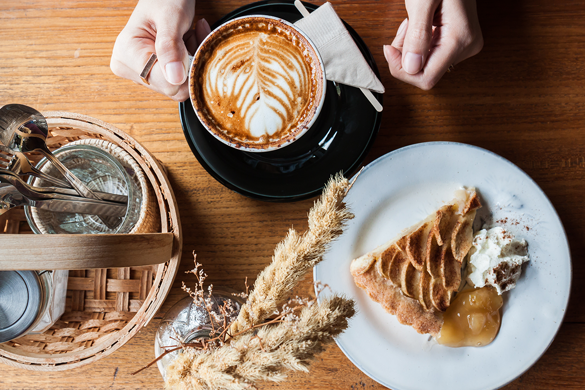 Koffie/thee + appeltaart bij Dorpshuis de Dregt