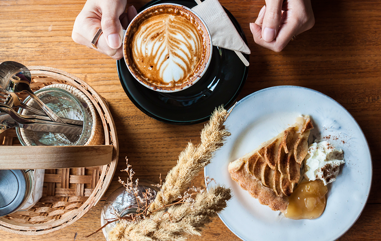 Koffie/thee + appeltaart bij Dorpshuis de Dregt