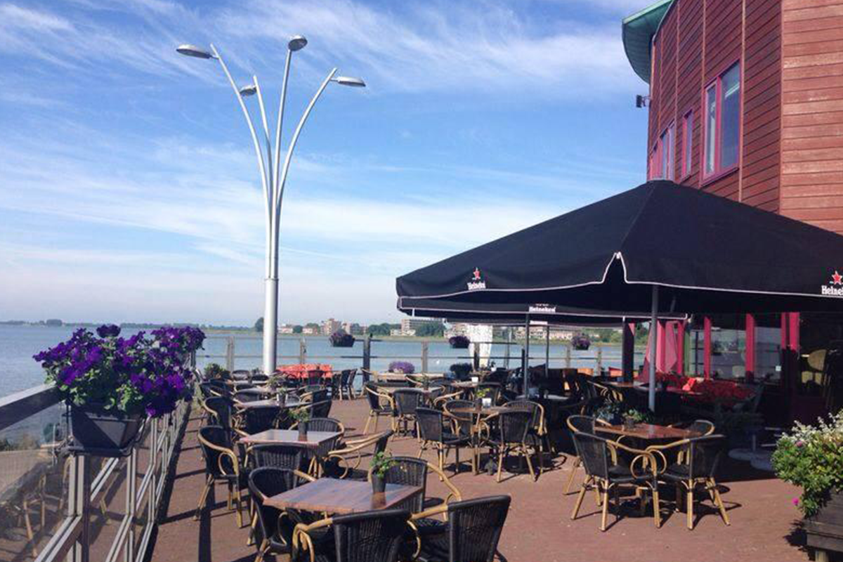 Koffie of thee + stuk appeltaart bij Grand Café Restaurant 't Hop