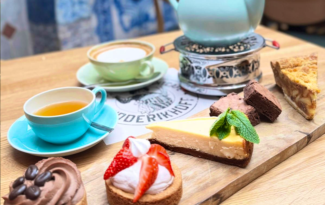 Koffie of thee + gebak naar keuze bij Ridderikhoff
