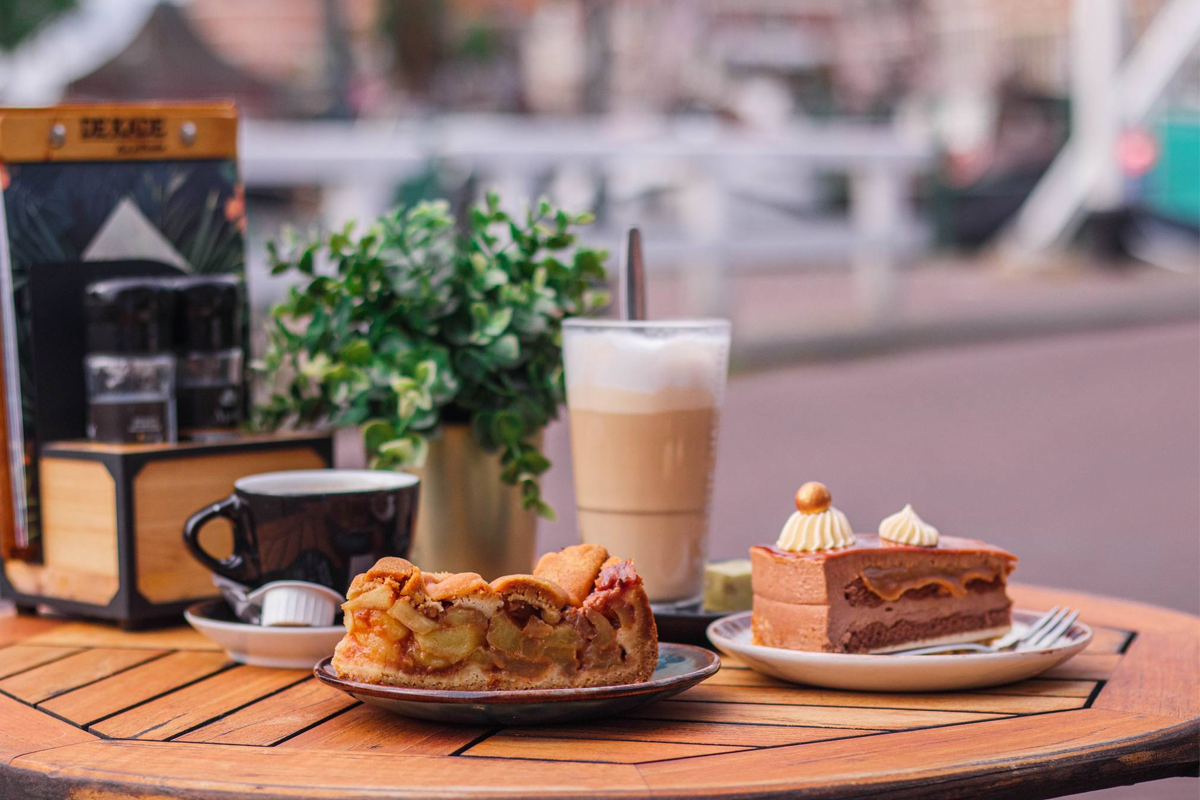 Koffie of thee naar keuze + appeltaart bij De Kade