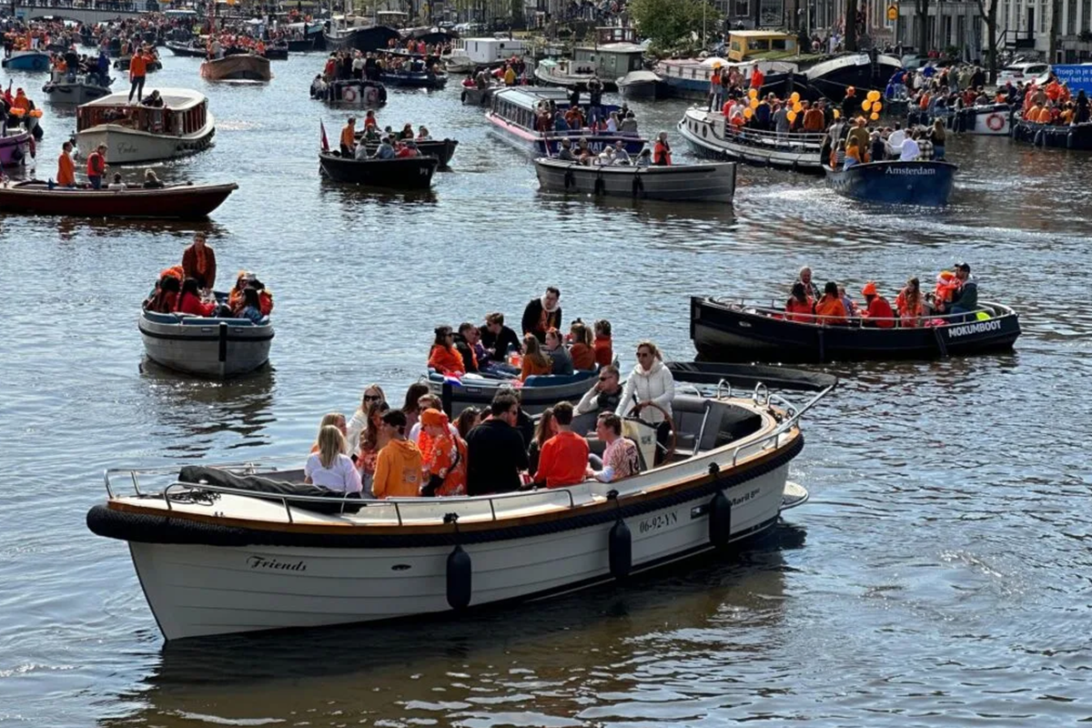 Koningsdag rondvaart Amsterdam (1,5 uur) incl. onbeperkt drinken