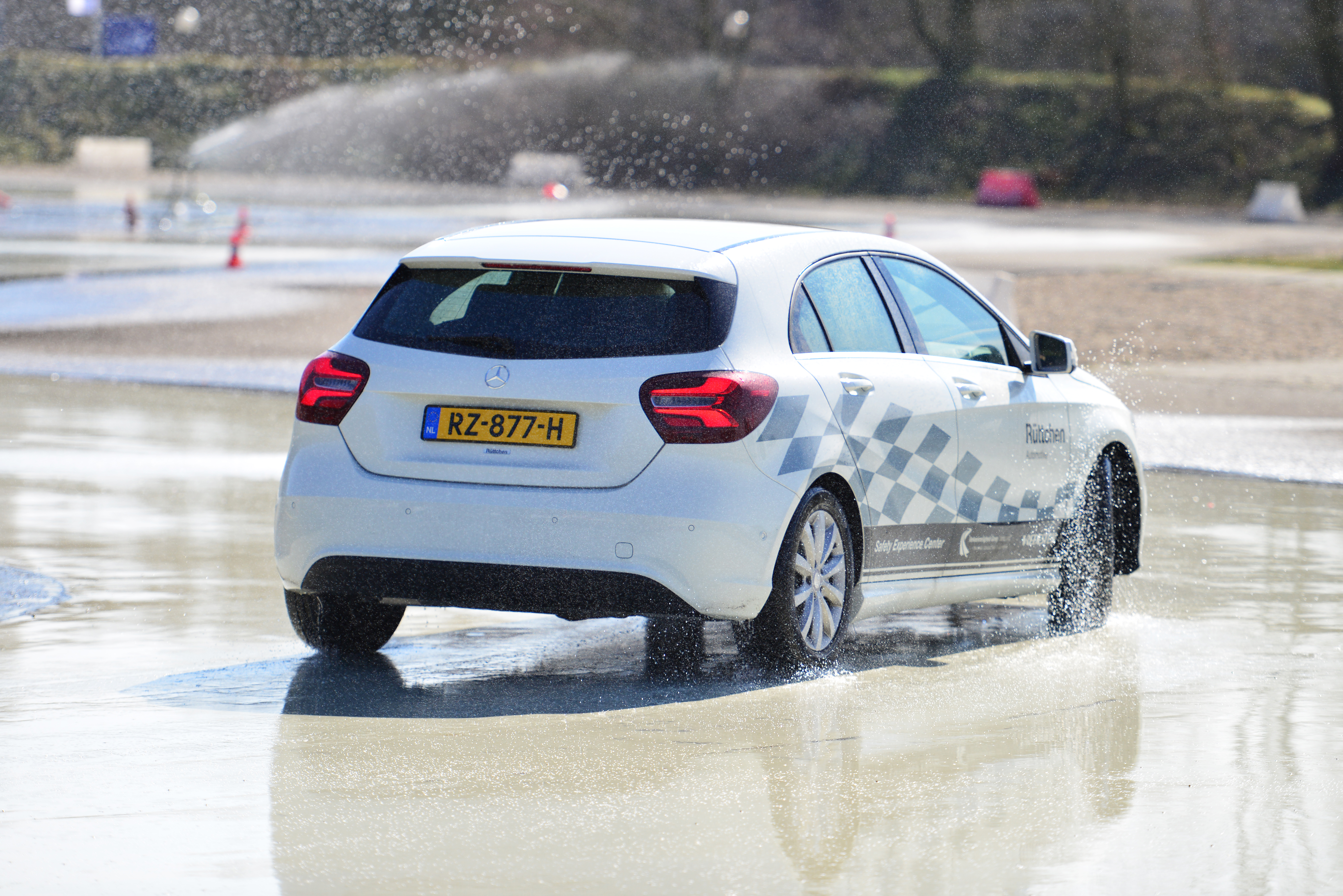 Leer je auto beheersen tijdens een 3 uur durende slipcursus! 