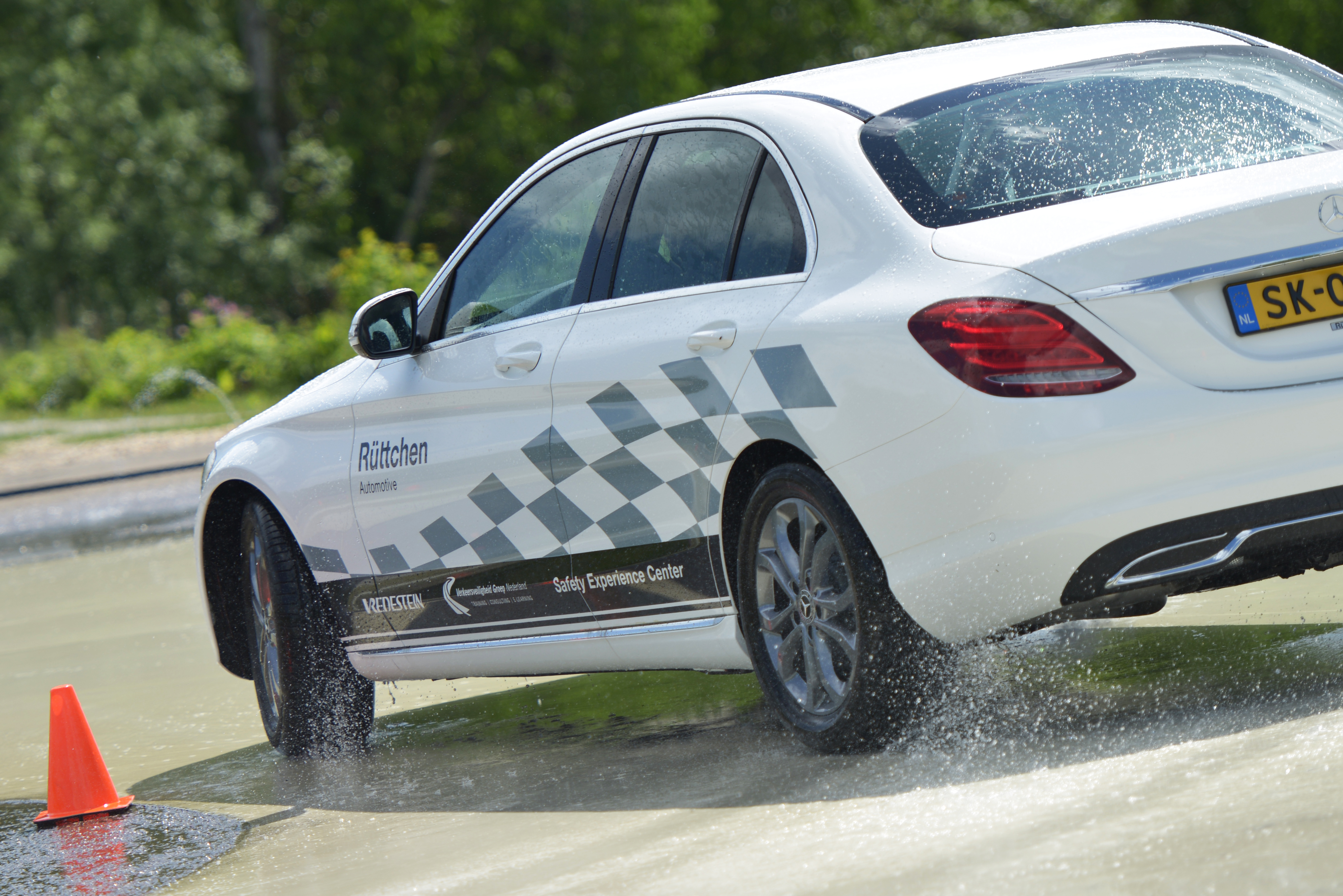 Leer je auto beheersen tijdens een 3 uur durende slipcursus! 