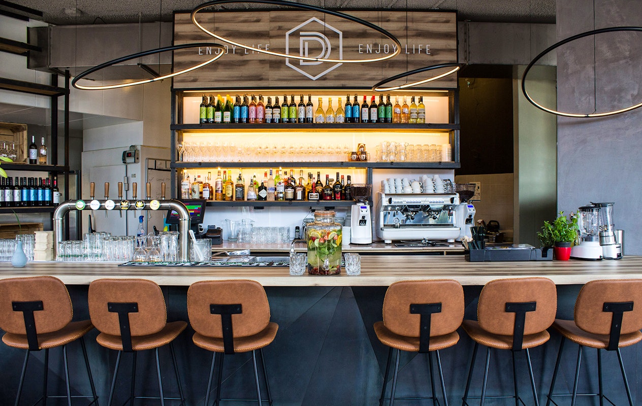 Halve kip + friet + salade op woensdag bij Dimitri's