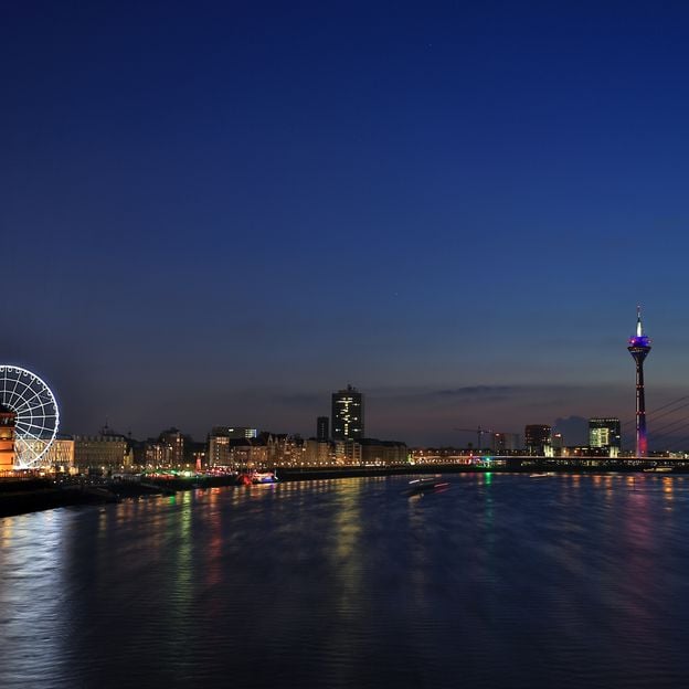 Geniet van de glinsterende Rijn en de skyline van Düsseldorf