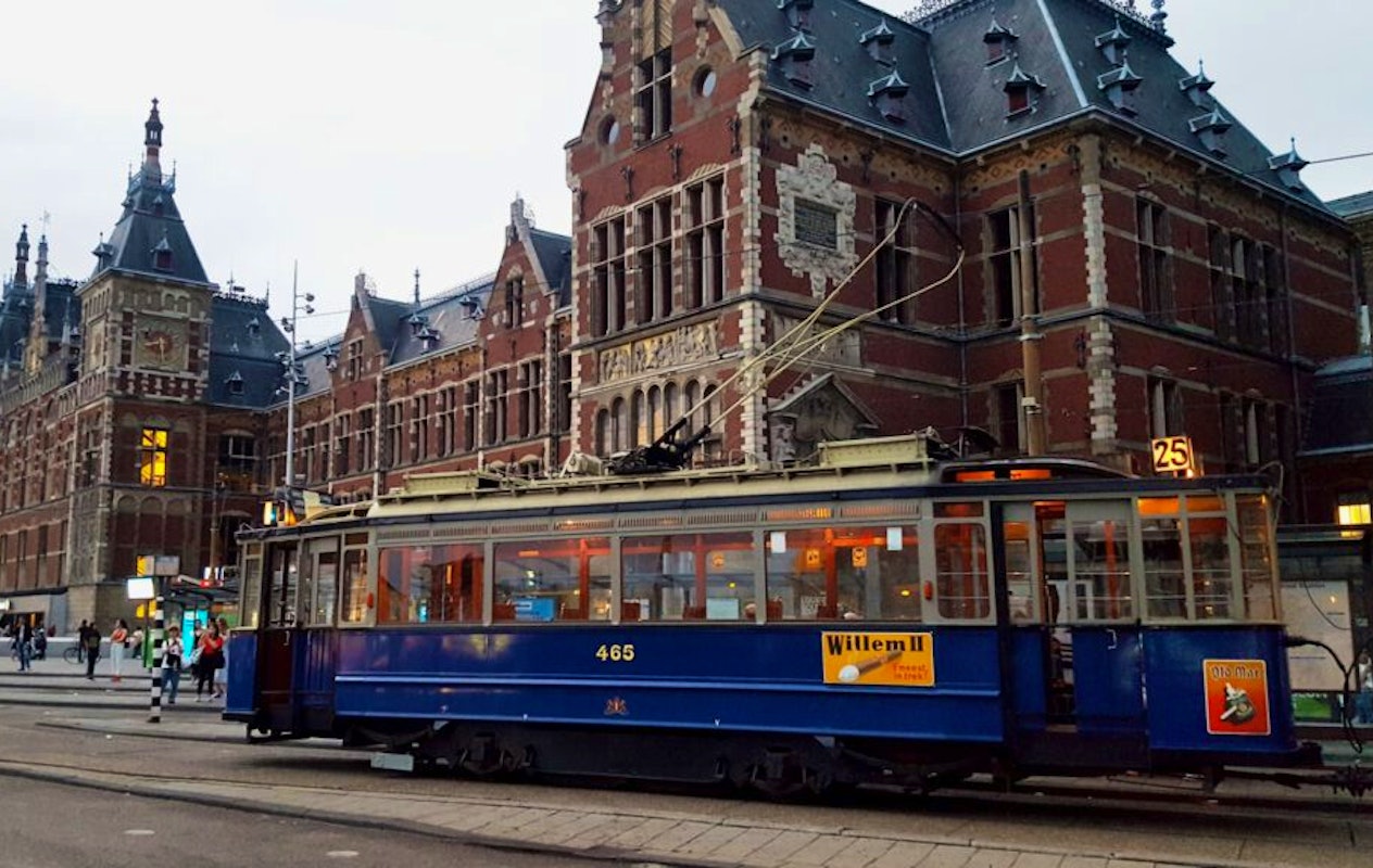 Historische tramrit door verlicht Amsterdam + drankje