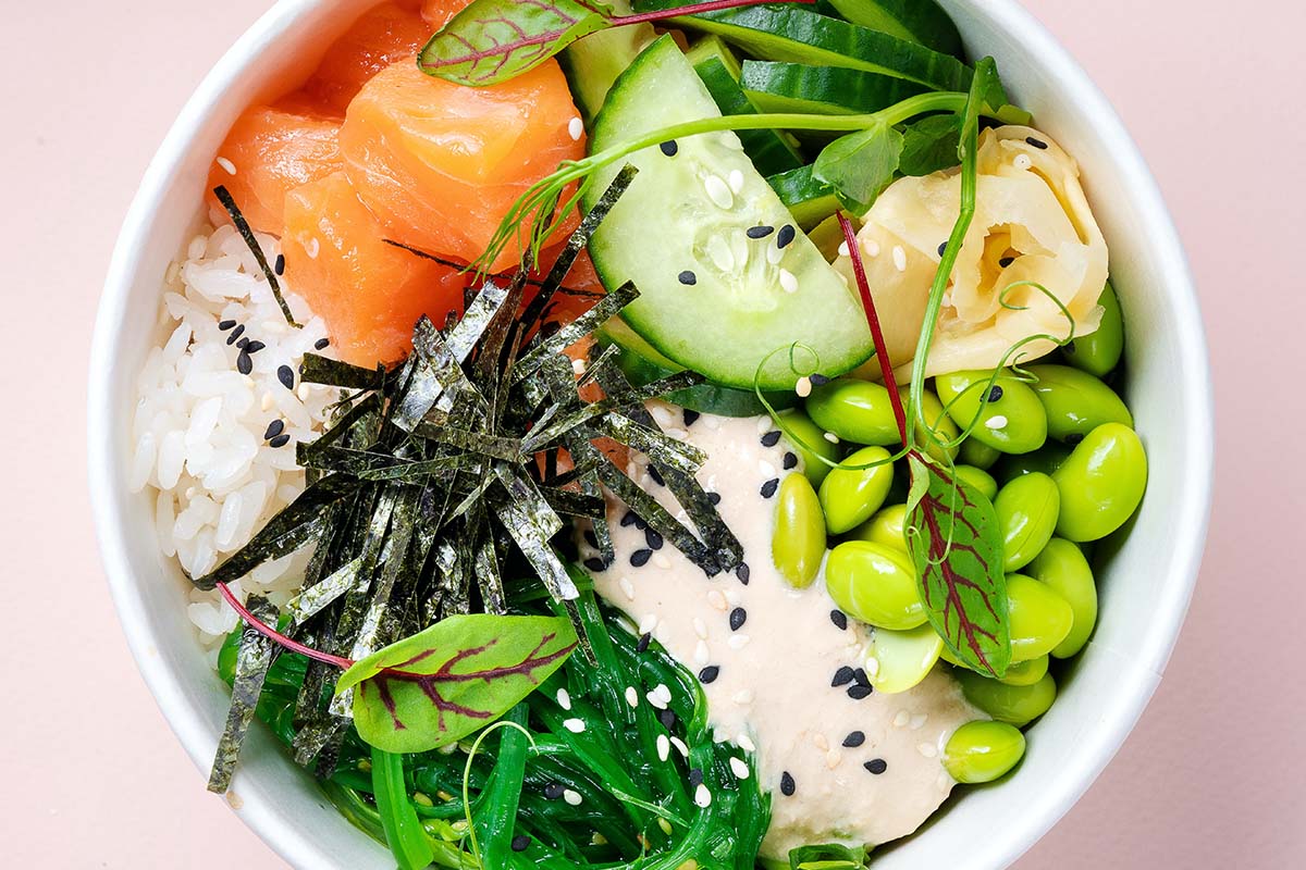 Poké Bowl of salade + smoothie bij Fit Food Store Leiden