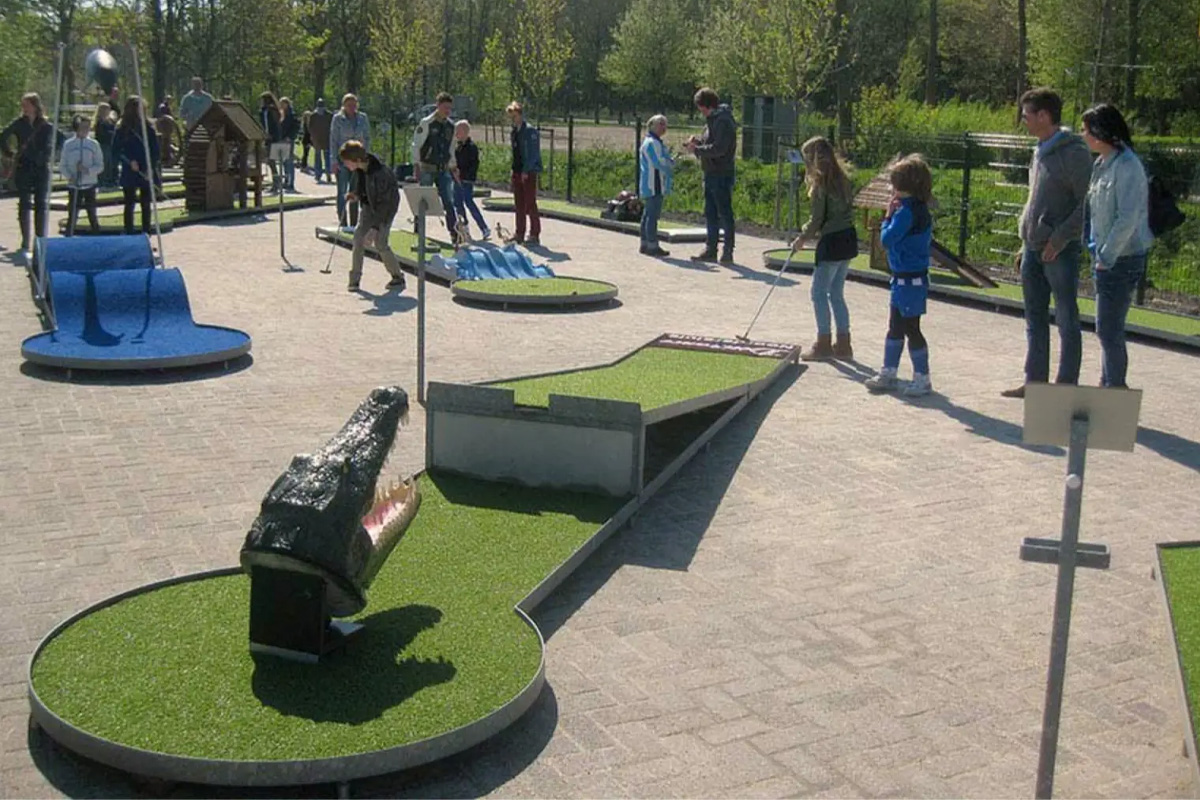 Midgetgolfen bij Toms Beach & Surf