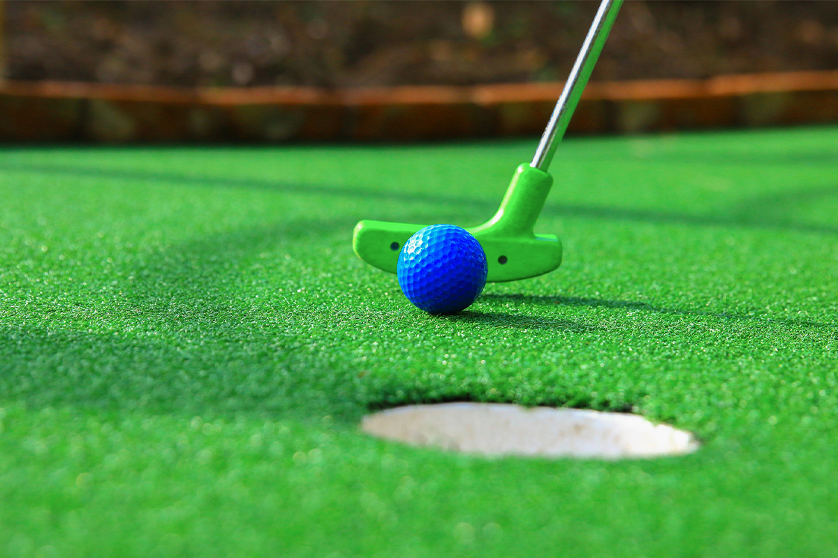 Midgetgolfen bij Toms Beach & Surf