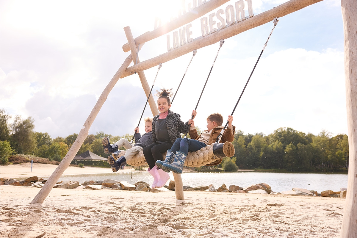 Verblijf in de vernieuwde accommodaties op Lake Resort Beekse Bergen